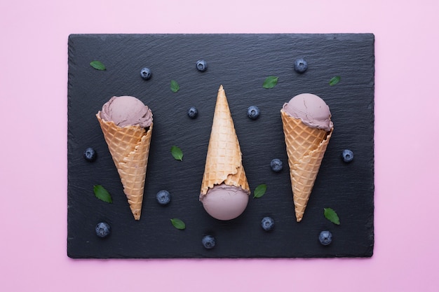 Бесплатное фото Плоская ложка черничного мороженого