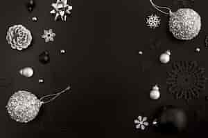 Бесплатное фото Плоская планировка рождественских украшений с копией пространства