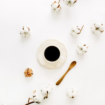 흰색 표면에 커피 컵, 나무로되는 숟가락 및 면봉의 평평한 누워