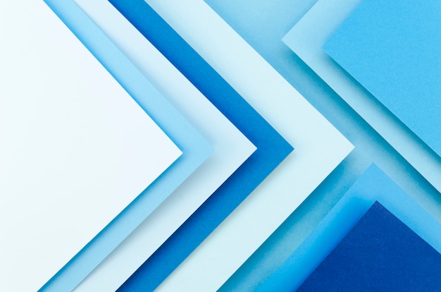 Бесплатное фото Плоская раскладка красочных листов бумаги, создающая геометрию