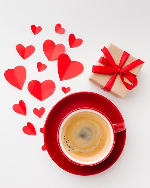 無料写真 バレンタインの日のプレゼントとコーヒーのカップのフラットレイアウト