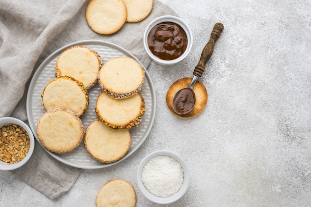 무료 사진 맛있는 alfajores 배열의 평평한 누워