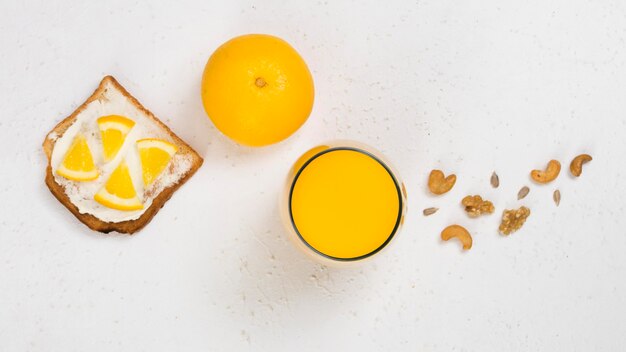 Бесплатное фото Плоская планировка вкусного завтрака