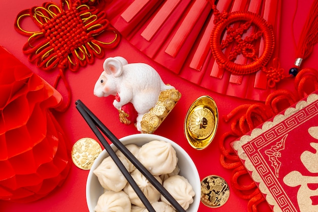 Бесплатное фото Плоская планировка вареников и статуэтки крысы китайский новый год