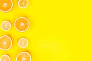 Бесплатное фото Плоская кладка свежих ломтиков лимона и апельсинов