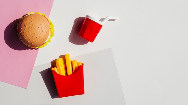 Бесплатное фото Плоская ложка картофеля фри и реплик гамбургера