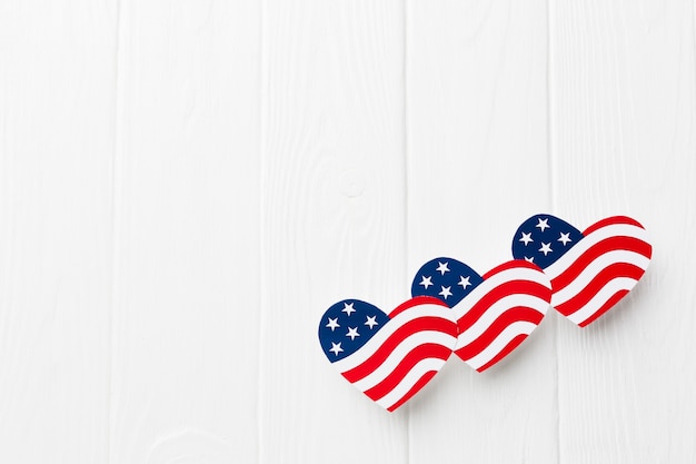 Бесплатное фото Плоский лежал в форме сердца американских флагов с копией пространства на день независимости