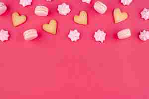 Бесплатное фото Плоское печенье в форме сердца с макаронами и безе