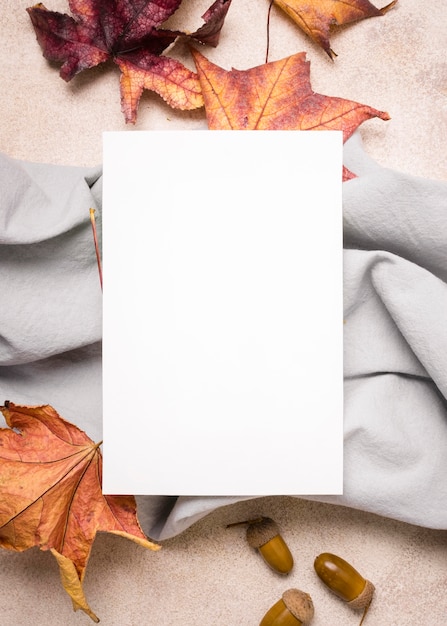 無料写真 布と秋の紅葉と紙のフラットレイアウト