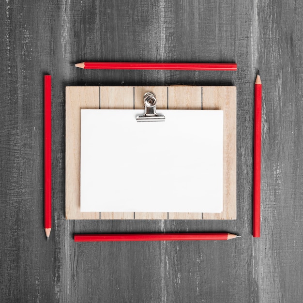 Бесплатное фото Плоские листы бумаги и буфера обмена на деревянный стол