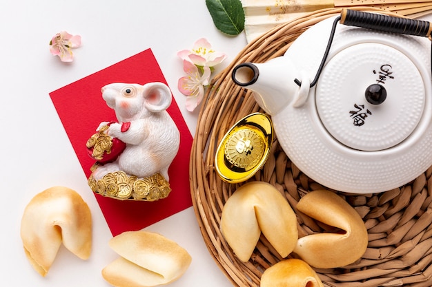 Бесплатное фото Плоская планировка чайника и статуэтки крысы китайский новый год