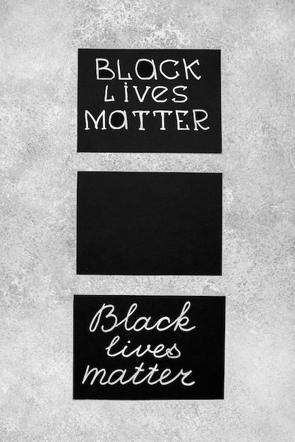 Бесплатное фото Плоская раскладка из трех карт с черной материей жизней