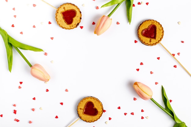 Бесплатное фото Плоская планировка из тюльпанов и печенья на день святого валентина