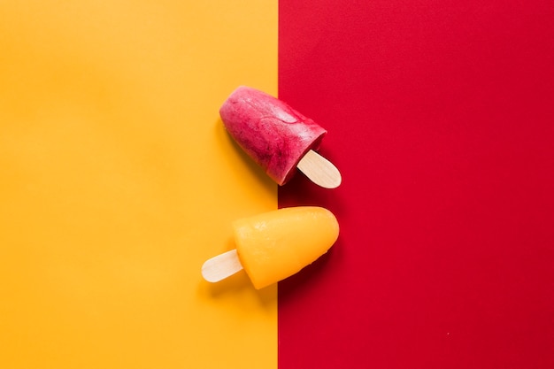 Бесплатное фото Плоская планировка вкусного разноцветного фруктового мороженого