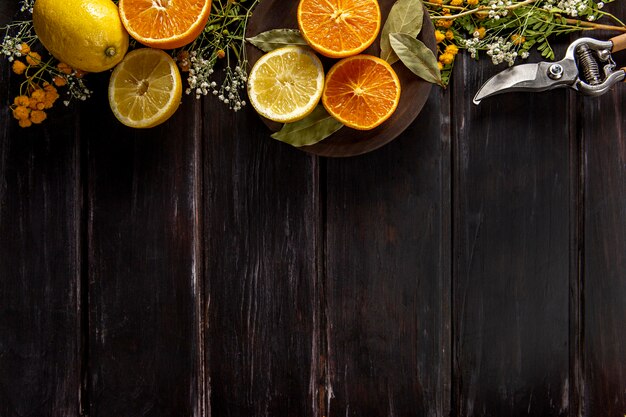 コピースペースとオレンジ色の果物のフラットレイアウト