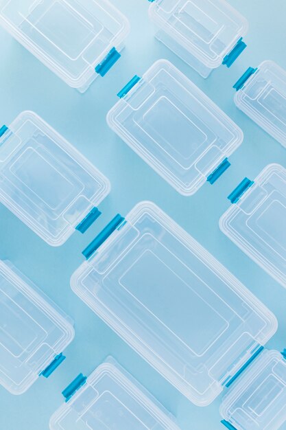 整理されたプラスチック製の食品容器のフラットレイ