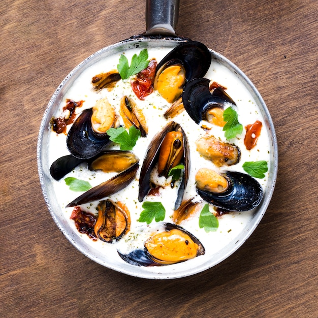 Flat-lay pan with mussels in white sauce