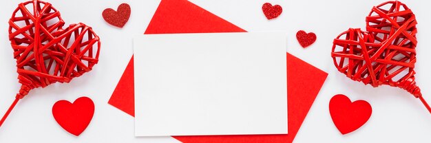 Плоский лист бумаги и сердца на день Святого Валентина