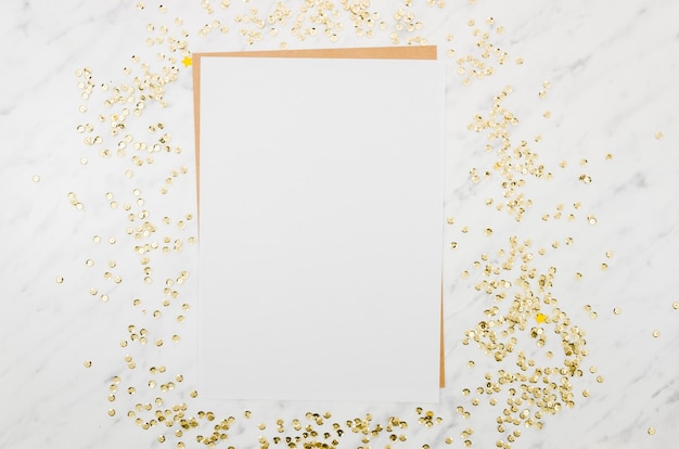 Плоский бумажный макет с золотым конфетти
