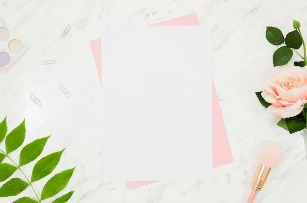 Free photo flat lay paper mockup on workspace