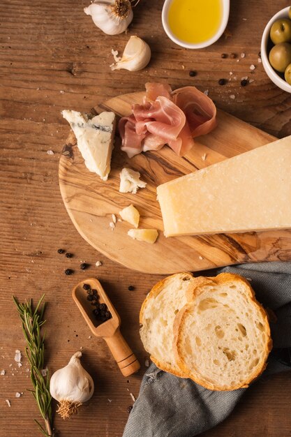 まな板の上の平らな横たわっていたパルメザンチーズとパン