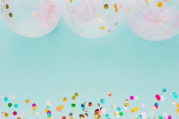 Плоский декор для вечеринки с воздушными шарами и синим фоном