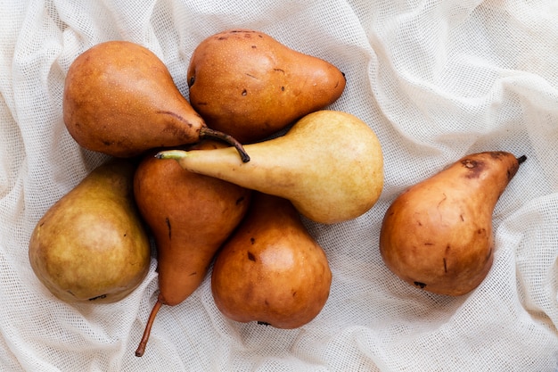 Free photo flat lay pears on textile