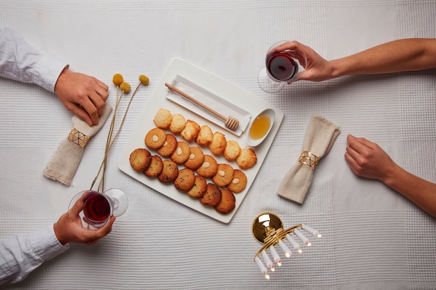 Free photo flat lay of people having a feast for the first day of passover seder