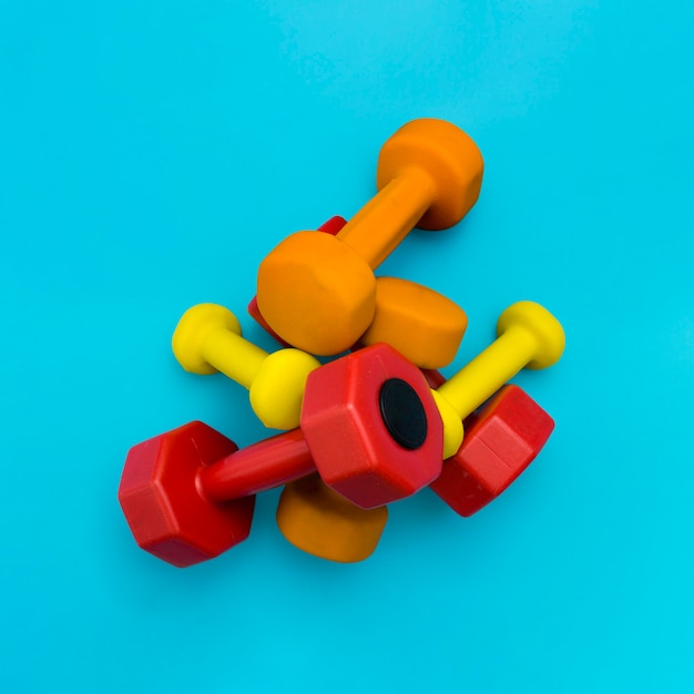 Free photo flat lay of pile of colorful weights