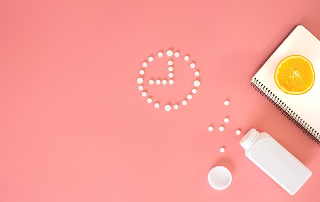 Плоские таблетки на розовом фоне концептуальной медицины минимализма