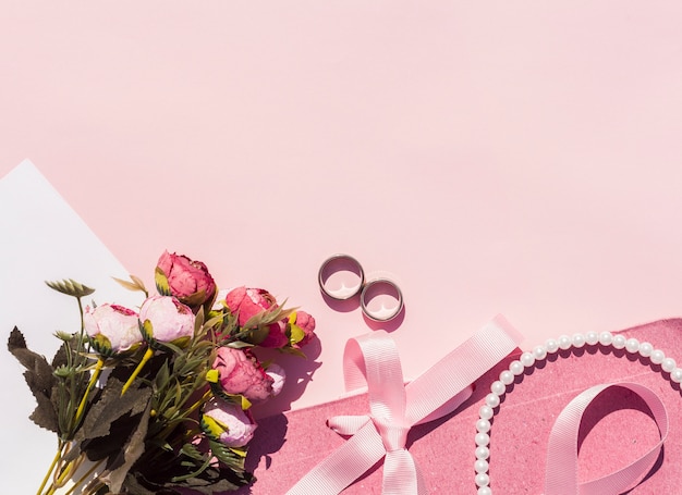 Плоская розовая свадебная композиция с розовым фоном