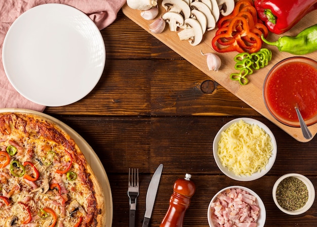 Foto gratuita pizza piatta con pepe rosso e ingredienti