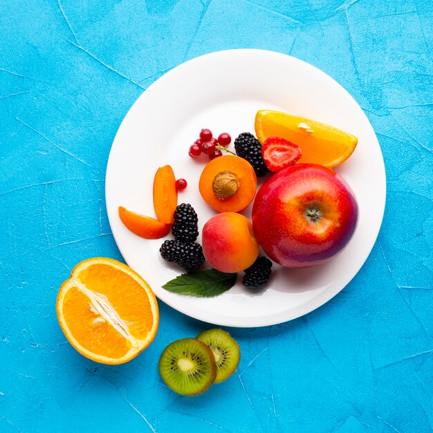 Плоская тарелка свежих ягод и фруктов