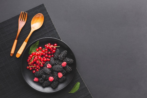 Flat-lay plate of fresh berries with copyspace