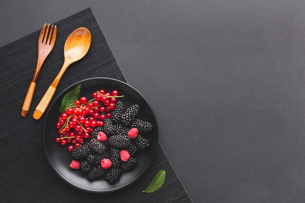 Flat-lay plate of fresh berries with copyspace