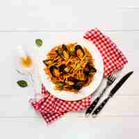 Foto gratuita piatto piano di pasta con cozze