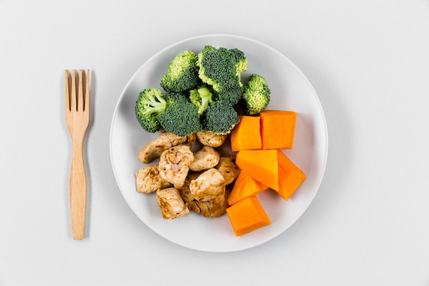 Free photo flat lay of plate with carrots and broccoli