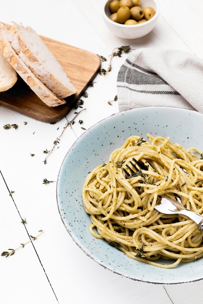 Free photo flat lay plate with delicious spaghetti