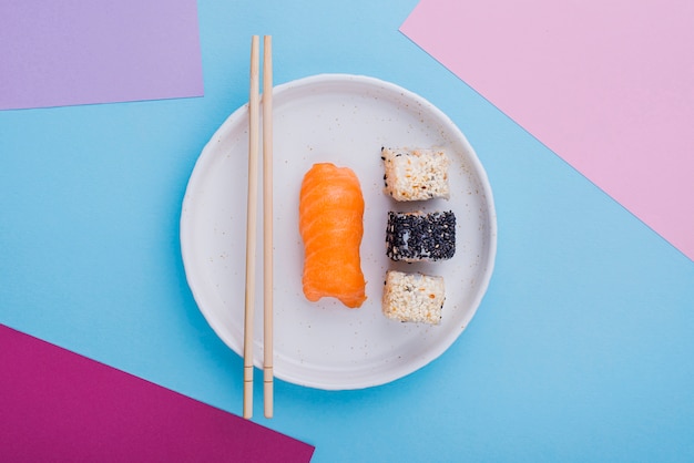 Бесплатное фото Плоская тарелка с суши роллами