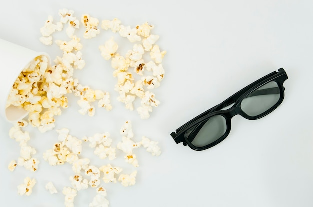 Disposizione piana di popcorn e vetri 3d per il concetto del cinema