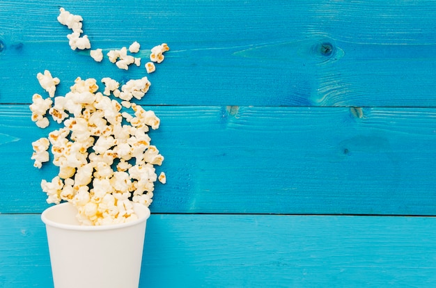 Foto gratuita piatto laici di popcorn per il concetto di cinema