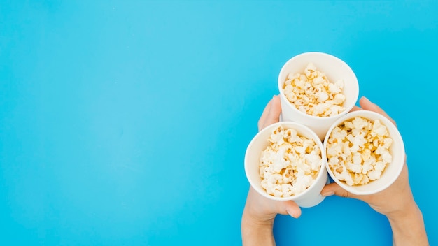 Foto gratuita composizione piatta popcorn laici per il concetto di cinema