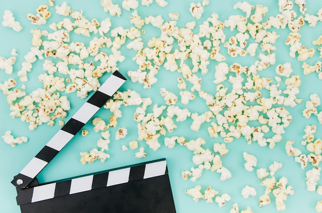 Foto gratuita composizione piatta popcorn laici per il concetto di cinema