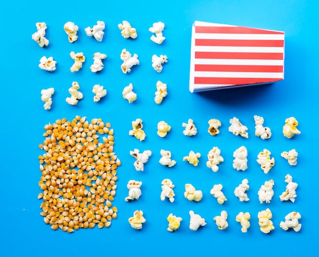 Foto gratuita piatto disteso di popcorn e gherigli