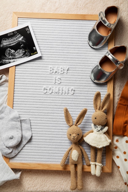 Free photo flat lay pregnancy announcement with baby items