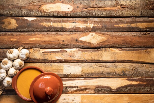 平干しパンプキンスープと木製の背景にニンニク