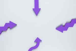 Бесплатное фото Плоские лежали фиолетовые стрелки на белом фоне