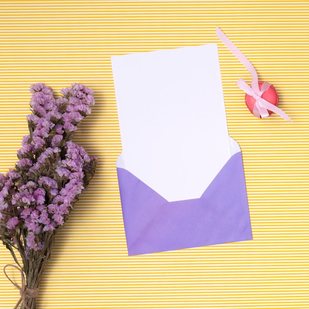 平干し紫色の誕生日の招待状のモックアップ