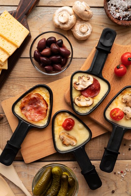 Плоская тарелка с ингредиентами и вкусной едой