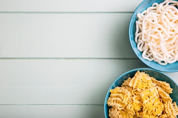 Free photo flat lay ramen in bowls with copy space